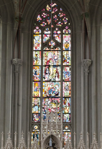 Ritterkapelle Haßfurt: Marienfenster im Chor mit Hochaltar