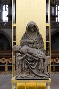 Ritterkapelle Haßfurt: Stele mit schmerzvoller Pietà
