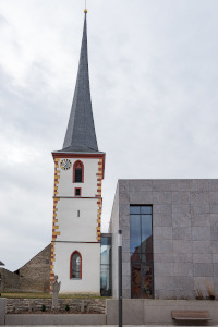 Waigolshausen &ndash; ebemalige Pfarrkirche St. Jakobus d. Ältere mit modernem Langhaus