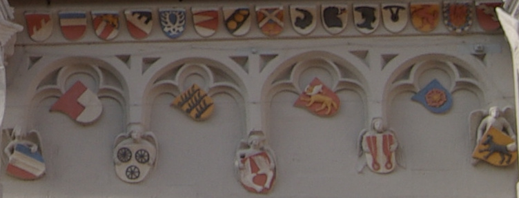Ausschnitt des Wappenfrieses der Ritterkapelle Haßfurt mit dem Truchsess von Rieneck-Wappen