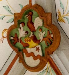 Rotenhan-Wappen mit Helmzier am Chorabschlussstein in der Ritterkapelle Haßfurt